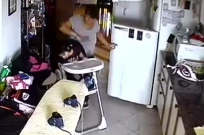Filmaron a una niñera golpeando con una cuchara a un bebé