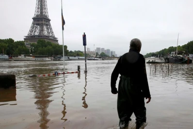 Cierran el Museo del Louvre por la crecida del río Sena en París