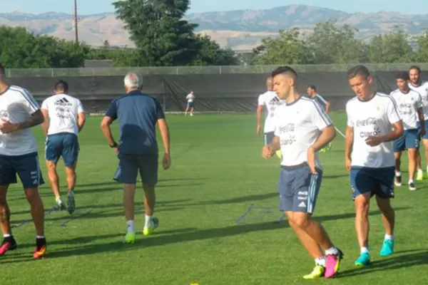 Martino paró los posibles titulares para el debut ante Chile