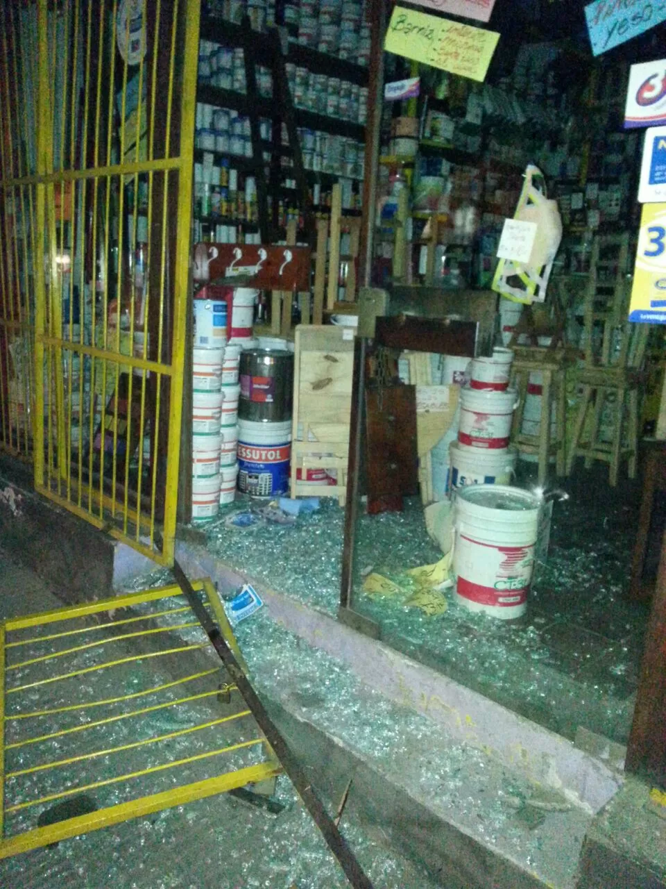 REJA DESTRUIDA. “La doblaron como chicle”, dijo el padre del propietario. FOTO ENVIADA A LA GACETA EN WHATSAPP