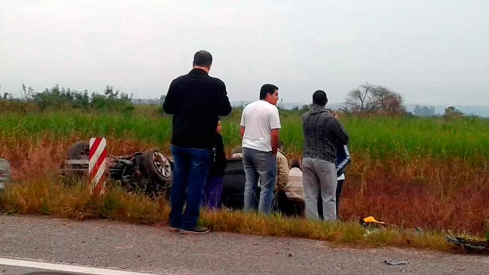 ACCIDENTE. El auto volcó a la altura de la localidad de Arcadia, al suroeste  de la provincia. FOTO TOMADA DE TWITTER.COM/CYBERCORCHO