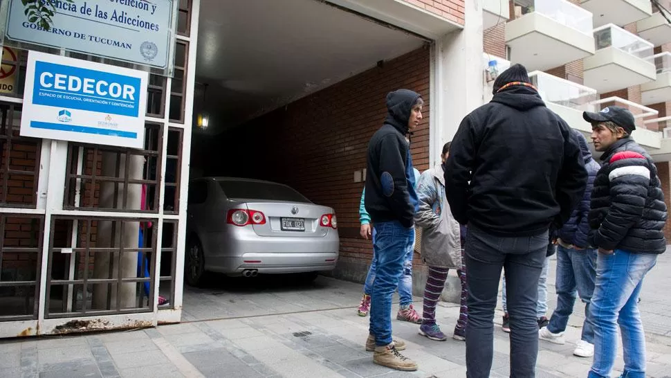 PROTESTA. Los adictos recuperados, en la sede de la Secretaría de Prevención de las Adicciones. LA GACETA / JORGE OLMOS SGROSSO