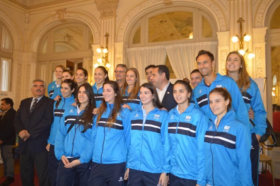 FELICES. Las Panteras fueron las más animadas en la visita a Casa de Gobierno donde se sacaron fotos y firmaron autógrafos. foto de Marcelo Giménez 