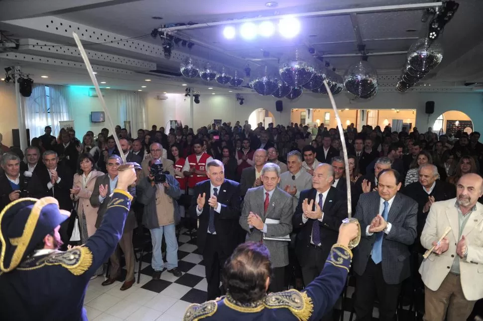 COMPROMISO CON LA HISTORIA. Los miembros del grupo “Los Intérpretes” evocaron la gesta de la Independencia en el predio ruralista. la gaceta / foto de héctor eralta