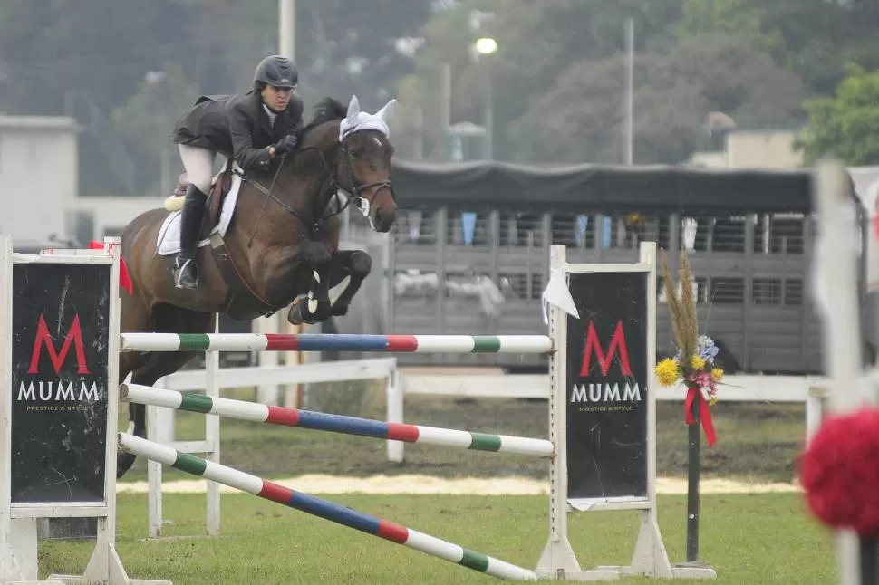 UN SALTO PERFECTO. Eugenia Juárez Chico se impuso en Segunda.  LA GACETA  FOTO DE ANALÍA JARAMILLO (ARCHIVO)
