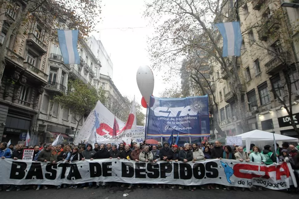 PARO Y MOVILIZACIÓN. La CTA Autónoma y la de los Trabajadores reclamaron contra los despidos. DYN