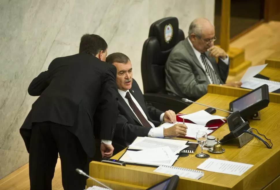 EN SESIÓN. Jaldo escucha al secretario Pérez, mientras preside un debate. la gaceta / foto de JORGE OLMOS SGROSSO(archivo)