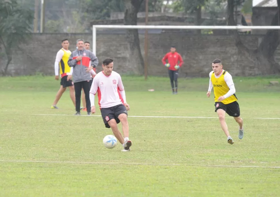 PARECE TENERLA ATADA. Viturro domina el balón durante la práctica de ayer en el complejo “Natalio Mikin”. El volante encontró su mejor nivel en San Francisco. LA GACETA / FOTO DE HÉCTOR PERALTA