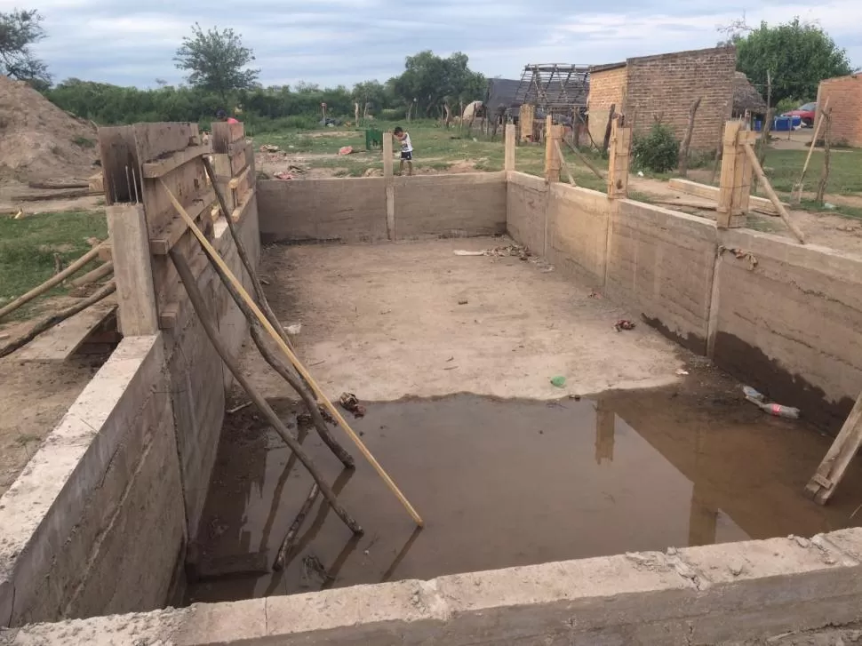 OBRAS. Una de las cisternas que se construye para provisión de agua.  