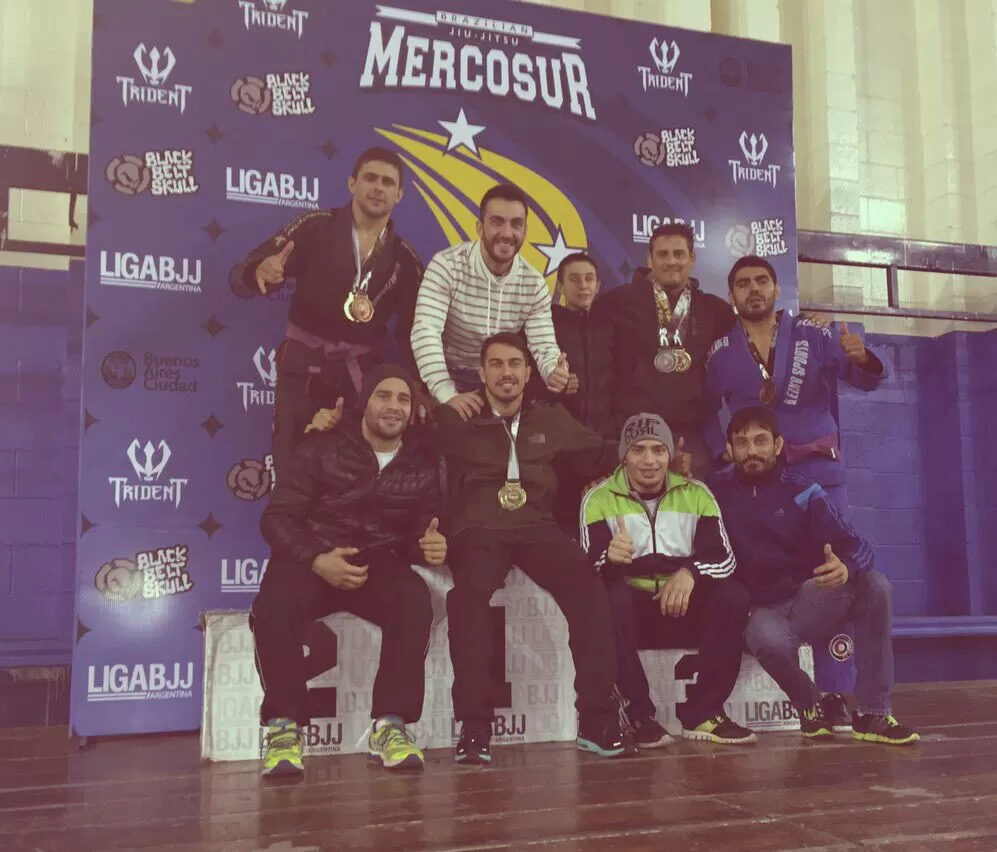 EN EL PODIO. Parte del staff del GF Team festeja por las medallas logradas.  	LA GACETA