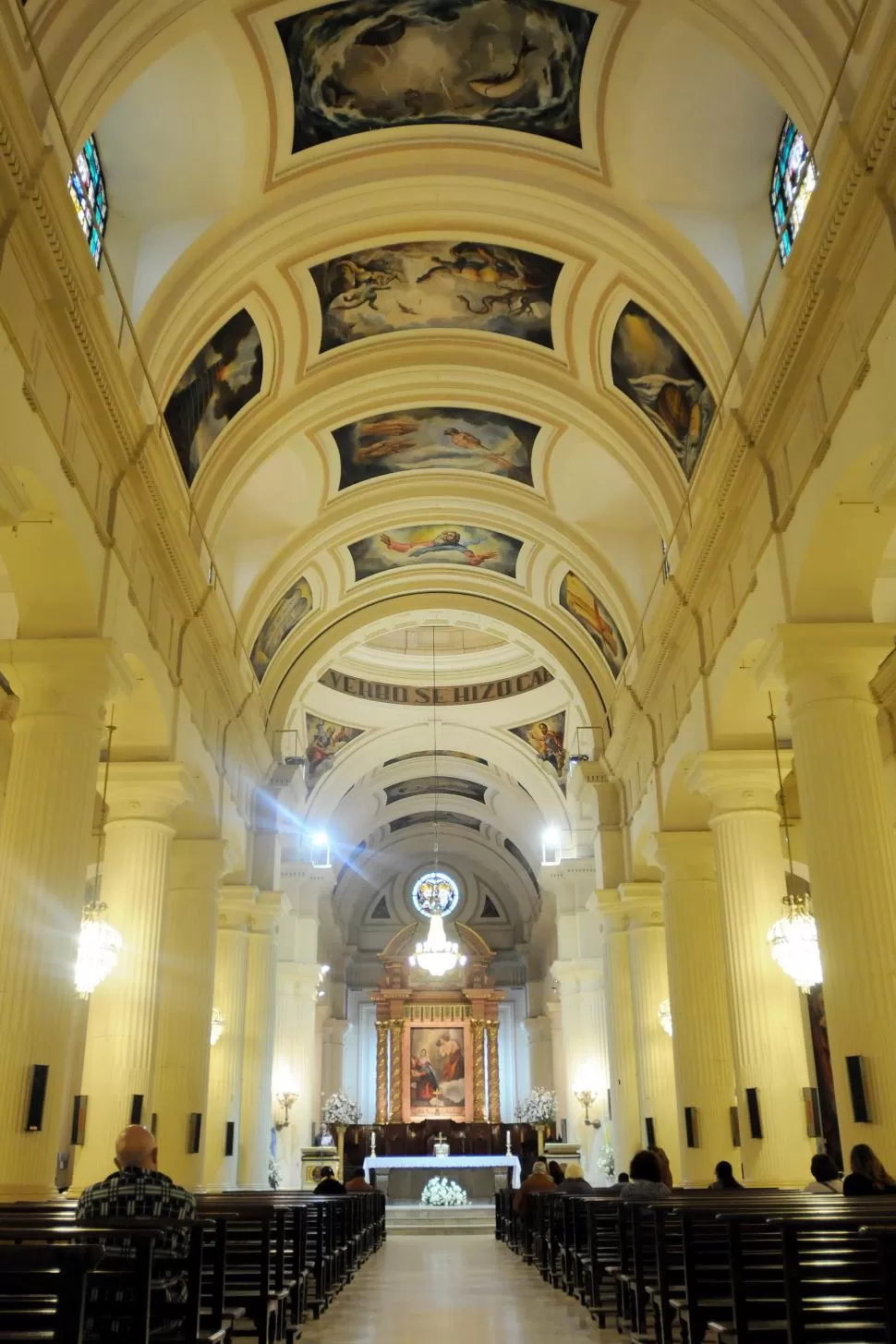 NAVE CENTRAL. El interior del templo resplandece. Se limpiaron los altares laterales. LA GACETA / FOTOS DE ANALÍA JARAMILLO.