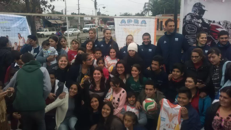 CON FRÍO, PERO FELICES. Los jóvenes jugadores de Alderetes disfrutaron con las jugadoras y cuerpo técnico en la plaza. LA GACETA