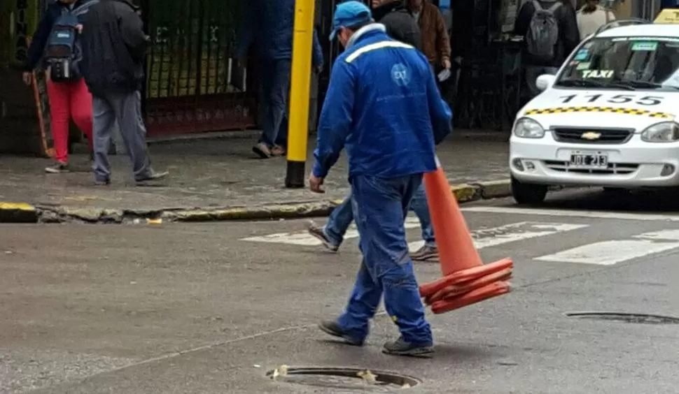 Arreglaron la tapa de cloaca que causó inconvenientes en Laprida y Mendoza