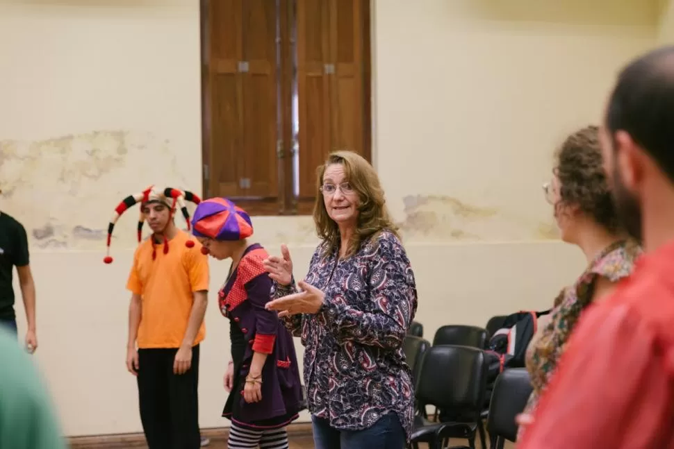 EN CLASE. Cristina Moreira dirige a alumnos de clown durante el curso que dictó en Tucumán. Prensa FNT.