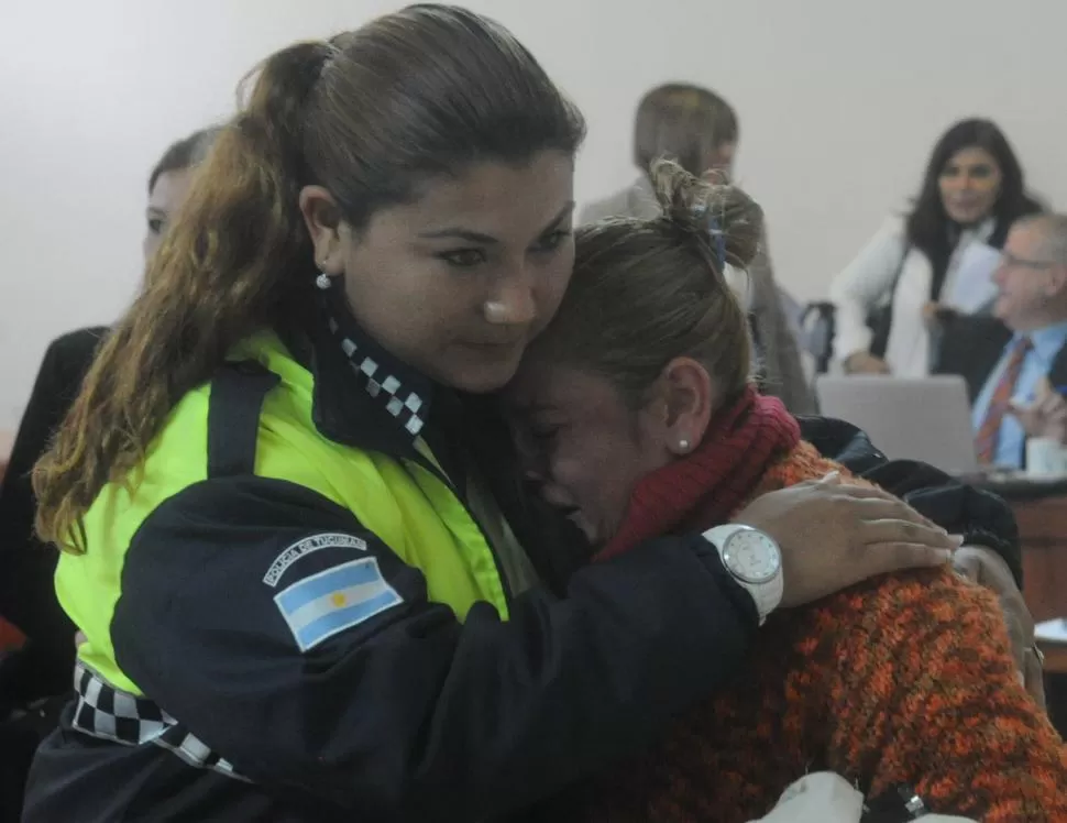 SIN CONSUELO. Una policía intenta contener a la imputada, después de hablar por última vez ante el tribunal. la gaceta / fotos de antonio ferroni