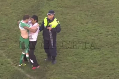 Un hincha Santo obtuvo como trofeo la camiseta de Nievas Escobar