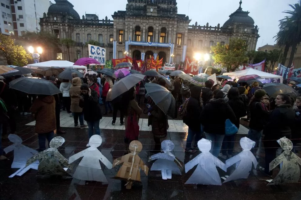 BAJO LA LLUVIA. Ni el agua detuvo a las cientos de personas que se acercaron a la plaza Independencia, algunas con paraguas, otras con banderas. la gaceta / fotos de diego aráoz