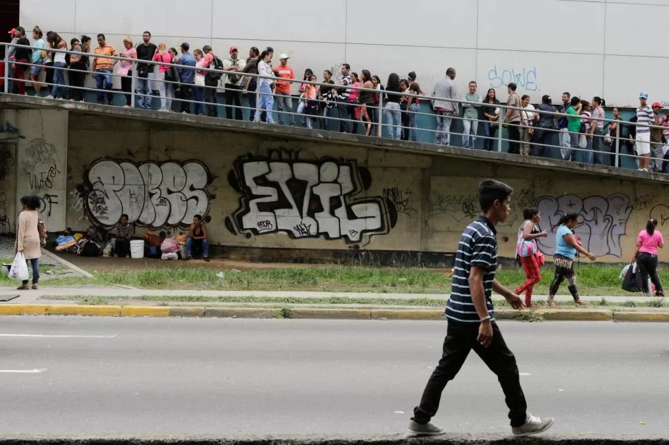 INHUMANO. En las principales ciudades venezolanas, los habitantes forman largas colas y esperan horas para intentar comprar mercaderías esenciales. Reuters