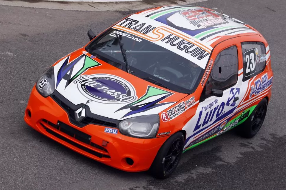 VA POR MAS. Bestani, que viene de ser segundo en la fecha pasada, intentará mantener la regularidad del Renault Clio. foto de marcelo ranea