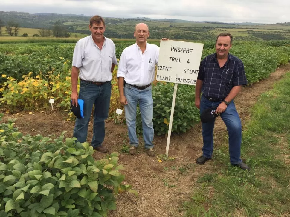 EN EL LUGAR. Devani y Ploper visitaron un campo de ensayo en Sudáfrica.  