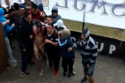 La hinchada de Platense sacó desnudo a un infiltrado de Atlanta
