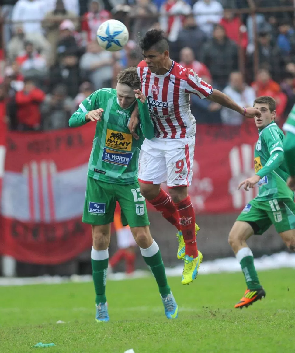 MÁS LUCHA QUE FÚTBOL. Lentini las peleó a todas, pero no estuvo fino en ataque. la gaceta / foto de franco vera