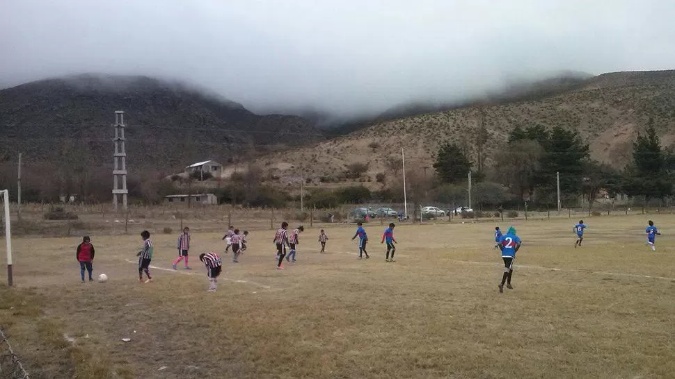 TAFI DEL VALLE. Tafinistos juegan a la pelota como todos los domingos. FOTO DE JAVIER ASTORGA.