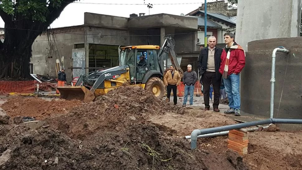 OBRAS CLOACALES. Pablo Yedlin y el titular de la SAT, Alfredo Calvo, visitaron el monumento y supervisaron las obras. FOTOS TOMADAS DE COMUNICACIONTUCUMAN.GOB.AR