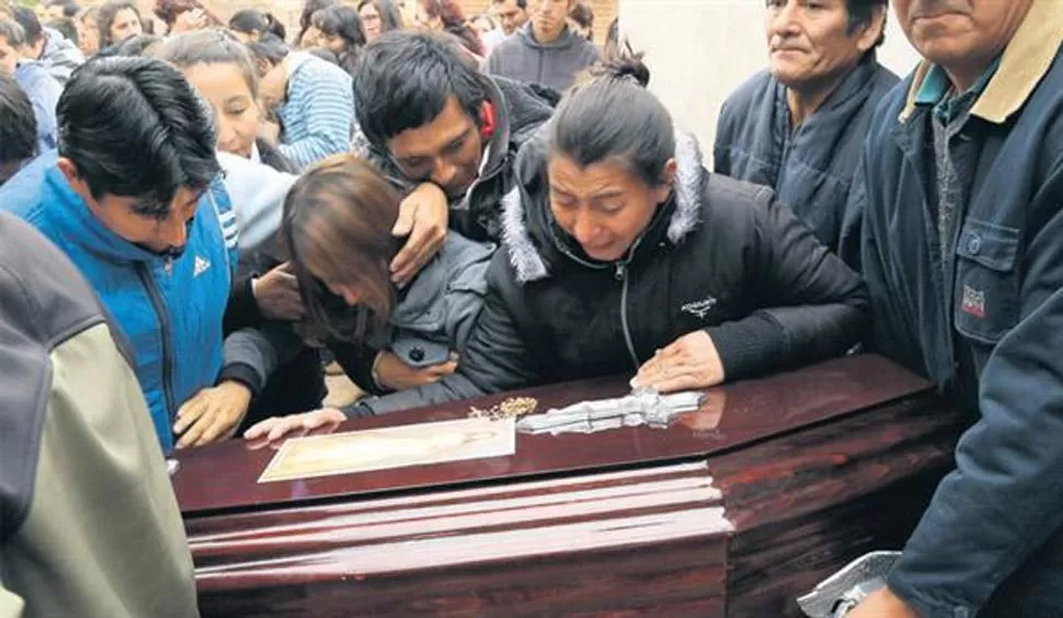 DOLOR. Sepelio de Mario Salto de 11 años. FOTO TOMADA DE LA NACIÓN. 