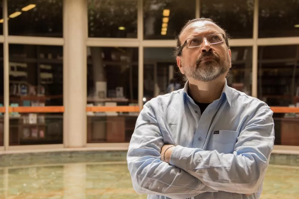 ACLARACIÓN. “Para concebir fantasías terribles no precisamos ser poetas, sino estar aterrados”, sostiene Ospina. Foto de Penguin Random House.