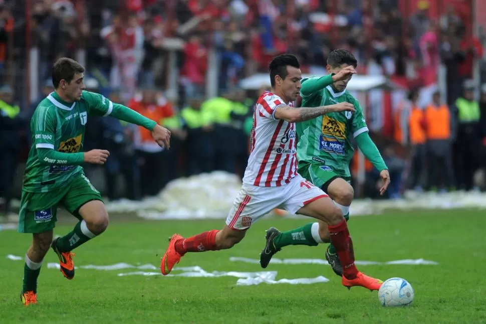 PROPIEDAD. Sergio Viturro trata de dejar atrás la marca de dos volantes de Sportivo Belgrano. El enganche, con su gol, abrió la esperanza a una tarde de fiesta, pero al final, no pudo cristalizarse.  la gaceta / foto de DIEGO ARáOZ