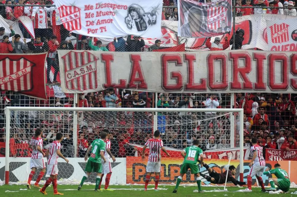 DESCONCENTRACIÓN. Sportivo Belgrano aprovechó un sopor de San Martín y convirtió los dos goles (en la foto, el segundo de Trulls) con los cuales triunfó; el “Santo” pasó, por la ventaja deportiva. la gaceta / foto de DIEGO ARáOZ