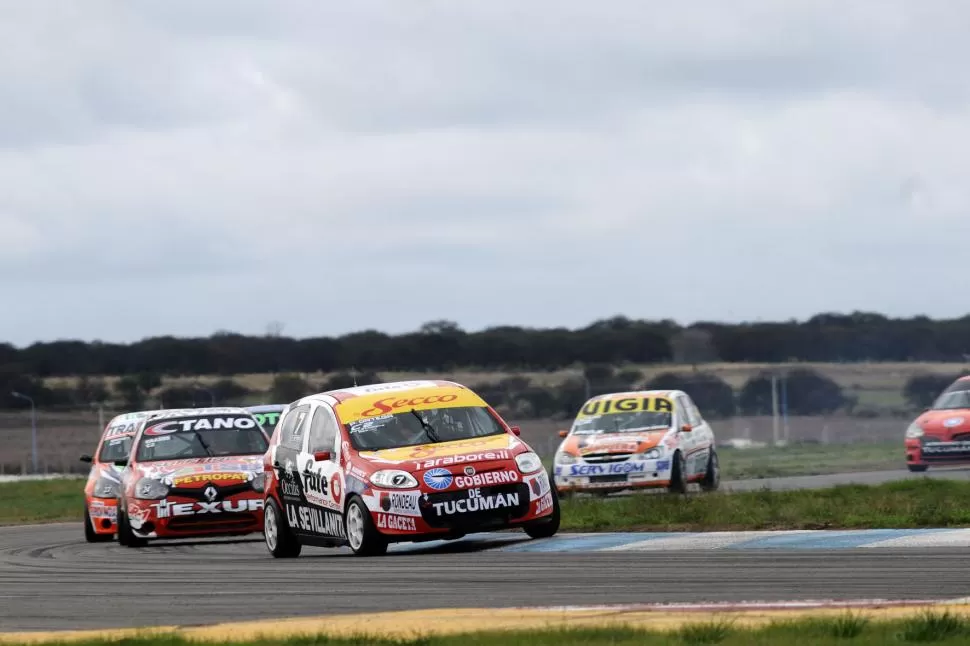 DEBERÁ CUIDARSE. El Palio de Pablo será perseguido por el Renault Clio de Juan apenas se ponga el semáforo en verde. BH FOTOS