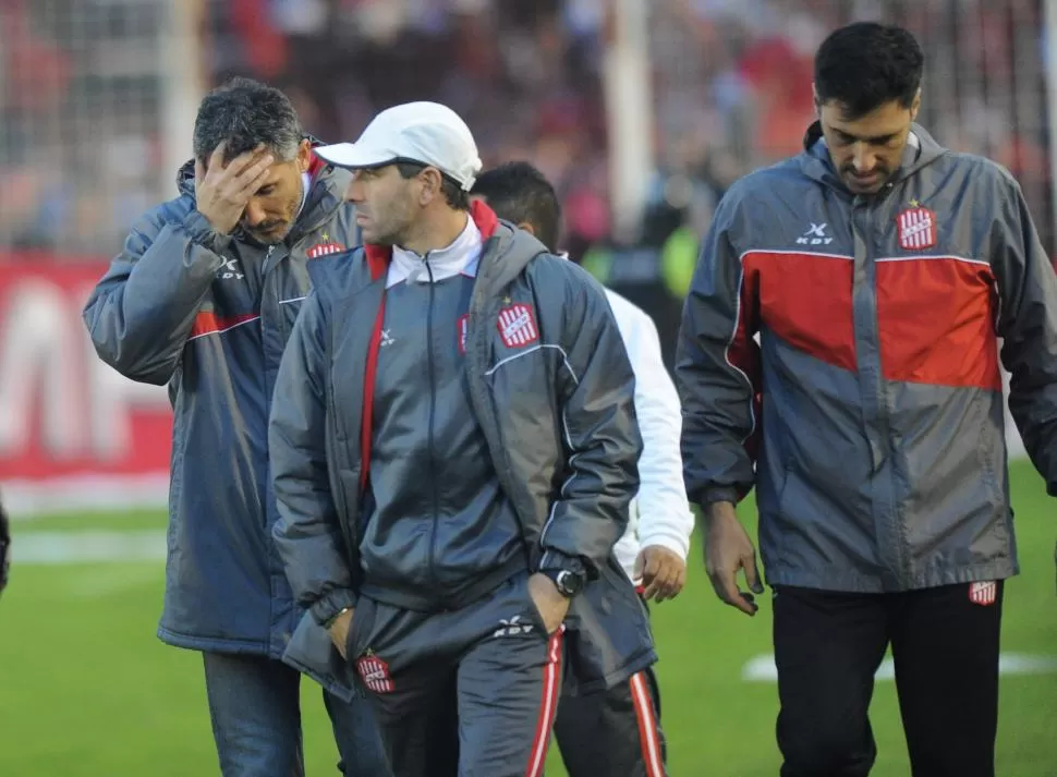 DOLOR DE CABEZA. Por unos minutos de desconcentración de su equipo, Cagna terminó sufriendo el partido de ayer. la gaceta / foto de héctor peralta