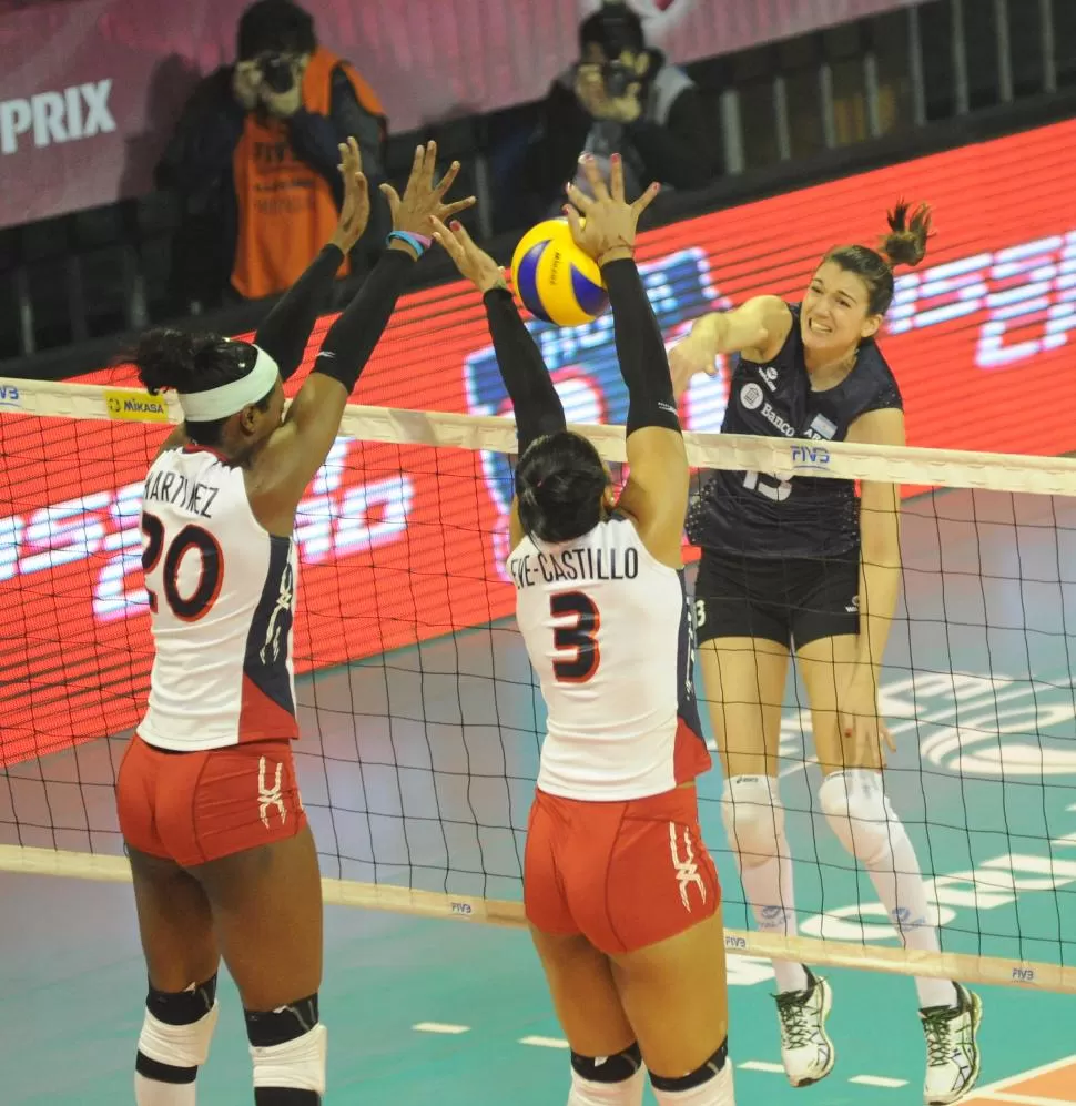 DIFÍCIL. Leticia Boscacci trata de perforar, sin éxito, el doble bloqueo dominicano. la gaceta / foto de héctor peralta