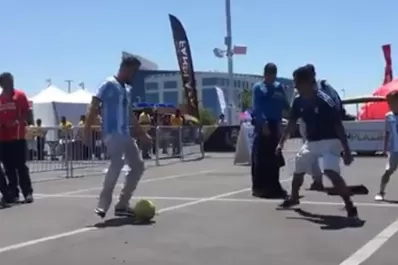 Los hinchas calentaron la previa jugando al fútbol en las afueras del estadio
