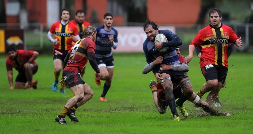 LA LLEVA ATENAZADA. El segunda línea de la “U”, Federico Gálvez, abraza fuerte la guinda ante el tackle de Juan Simón.  la gaceta / foto de DIEGO ARáOZ