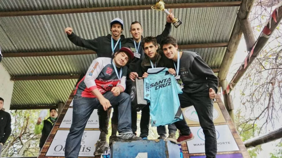 PODIO. De Santiago, con la copa en la mano, disfrutó en la carrera.  gentileza gustavo miroli