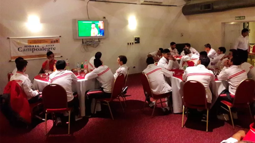 ATENTOS A LA SELECCIÓN. El plantel del San Martín alentó a la Argentina durante la cena. TWITTER.COM/CASMOFICIAL