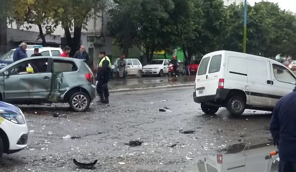AYACUCHO Y ROCA. Los transeúntes que se encontraron con la escena, no podían creer el enorme daño que tenían los vehículos tras el choque. foto enviada a la gaceta en whatsapp
