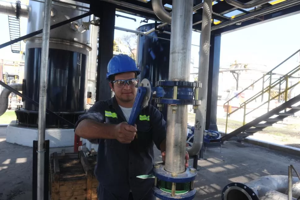 PRODUCCIÓN. Destilería de una de los ingenios de la provincia. la gaceta / FOTO DE Antonio Ferroni (archivo)