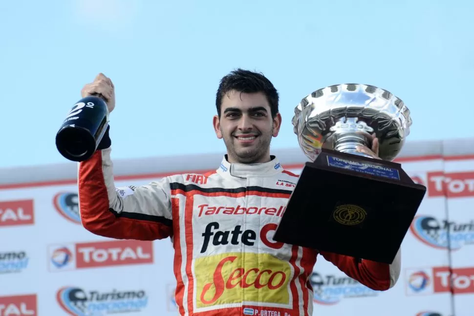FESTEJO. Ortega sonríe en el podio del autódromo de Toay. El tucumano se subió por cuarta vez al sitial de los mejores tres. bh  photos 