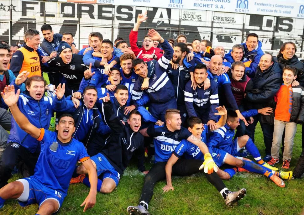 AQUI ESTÁN..... El plantel de Talleres de Córdoba celebra la obtención del título de la B Nacional y el ascenso a Primera. telam