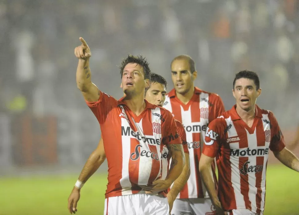 FESTEJO. Lenci le dio el triunfo al “Santo”, en el último partido contra Libertad. la gaceta / foto de héctor peralta (archivo)