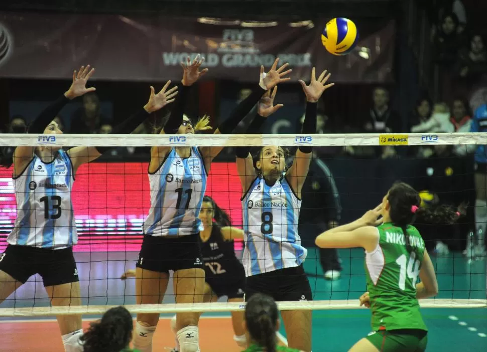 JUNTAS. Boscacci, Lazcano y Piccolo bloquean el ataque de Nikolova. La búlgara fue muy efectiva anoche en Floresta.  la gaceta / foto de franco vera