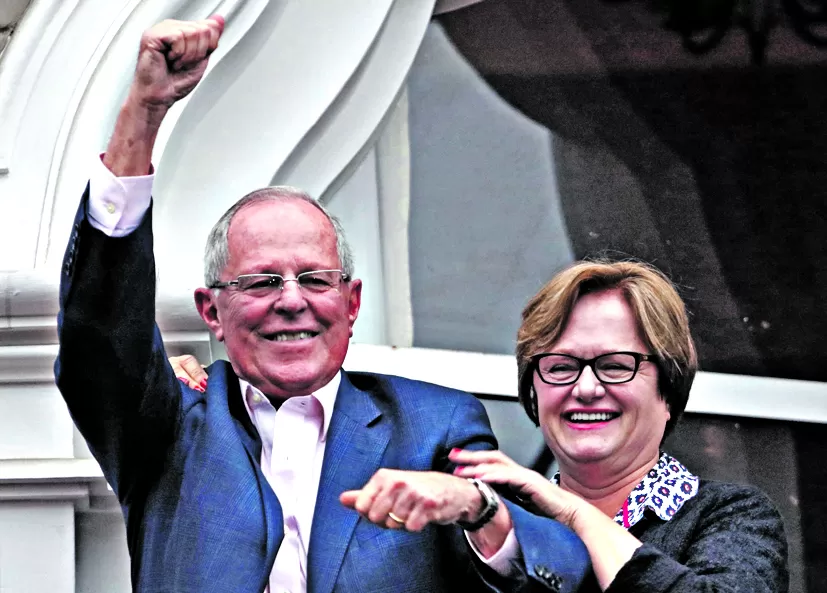 FELICES. Kuczynski y su esposa Nancy Lange saludaron a sus seguidores. reuters