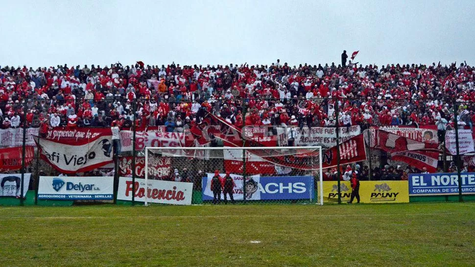 Hinchada San Martín. ARCHIVO LA GACETA / FOTO DE ARIEL CARRERA