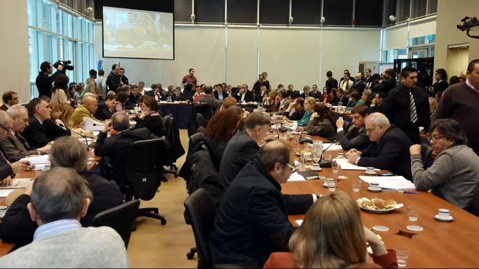 REUNIÓN DE COMISIONES. Los diputados debaten el proyecto de blanqueo de capitales y de pago a los jubilados. FOTO TOMADA DE TN.COM.AR