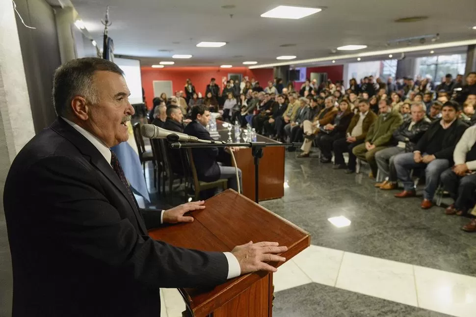 EN EL HALL. Jaldo habla sobre medio ambiente, en la jornada que se celebró ayer en la Cámara. Luego refutó a Cano. prensa legislatura 