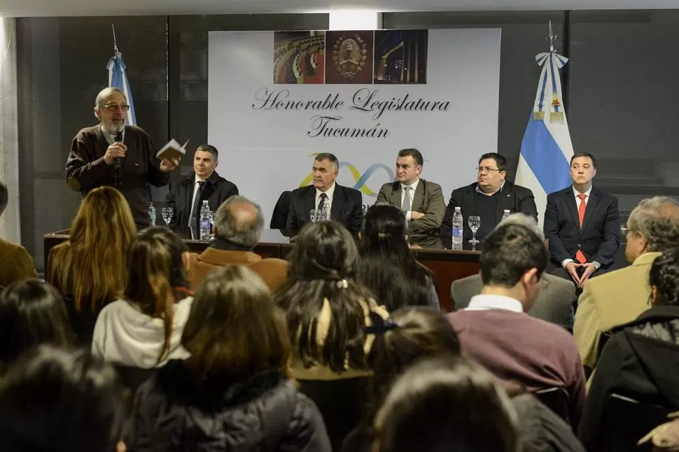 LECTURA. Monseñor José María Rossi se refirió en la Legislatura a la encíclica del Papa Francisco “Laudato Si”, prensa legislatura